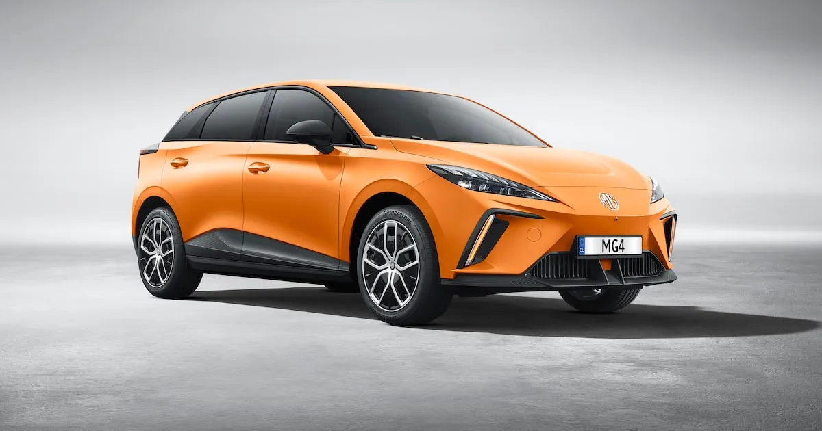 MG4 Luxury na cor prata estacionado em ambiente urbano mostrando design frontal moderno