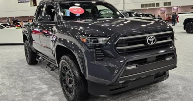 Nova Toyota Hilux com design inspirado na Tacoma em estrada de terra