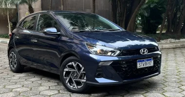 Concessionária Hyundai com modelo HB20 atual em destaque e nova geração sugerida ao fundo