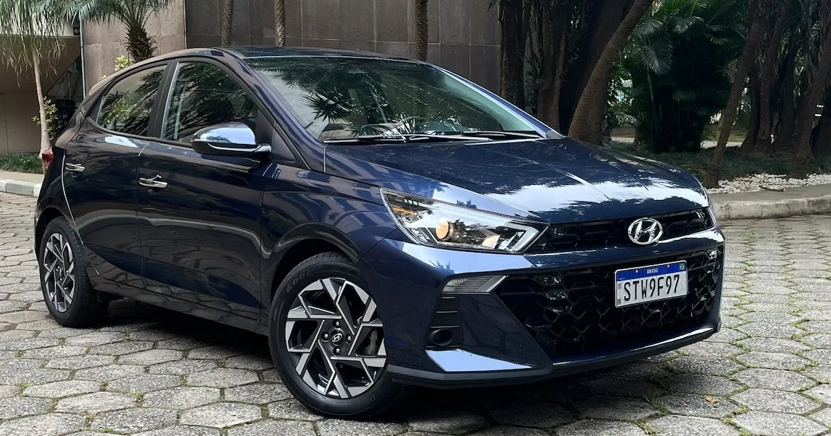 Concessionária Hyundai com modelo HB20 atual em destaque e nova geração sugerida ao fundo