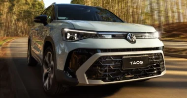 Foto frontal do novo Volkswagen Taos 2026 em movimento mostrando os novos faróis em LED