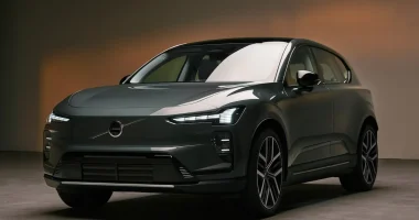 Novo SUV elétrico Volvo EX60 em movimento destacando design moderno e faróis de LED
