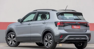 Volkswagen T-Cross em destaque em concessionária, representando o SUV mais vendido de 2025