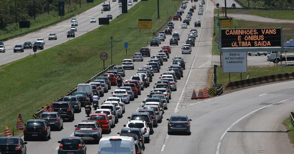 Carros transitando em via urbana brasileira ilustrando matéria sobre proposta de redução do IPVA