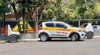 Carro de autoescola em exame prático de rua com examinador e aluno