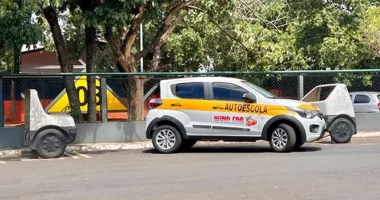 Carro de autoescola em exame prático de rua com examinador e aluno