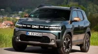 Silhueta de um SUV da Renault em estúdio com iluminação dramática