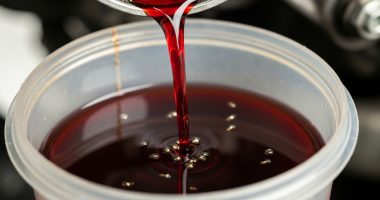 Fluido de câmbio escuro com partículas de desgaste, indicando a necessidade de troca.