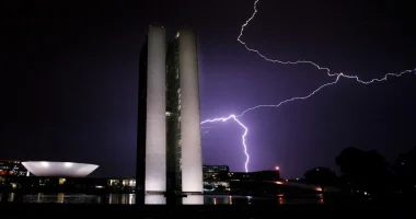 Carro elétrico sob tempestade com raios ao fundo demonstrando segurança