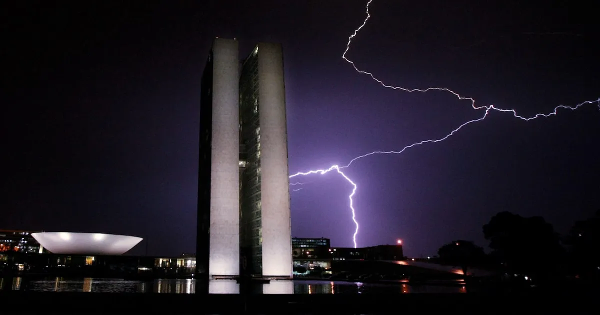 Carro elétrico sob tempestade com raios ao fundo demonstrando segurança