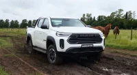 Nova Ram Dakota em duas versões: Warlock com visual off-road e Laramie com acabamento de luxo