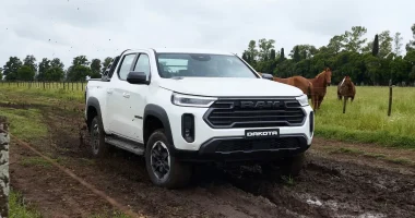 Nova picape Ram Dakota versão Warlock em movimento na terra
