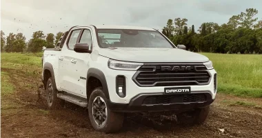 Nova picape Ram Dakota em movimento em estrada de terra