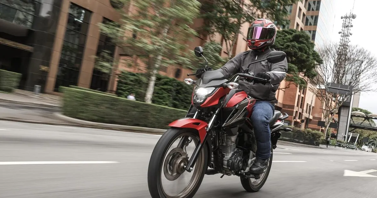 Trânsito urbano movimentado com destaque para motocicletas Honda e entregadores, ilustrando o recorde de vendas em 2025