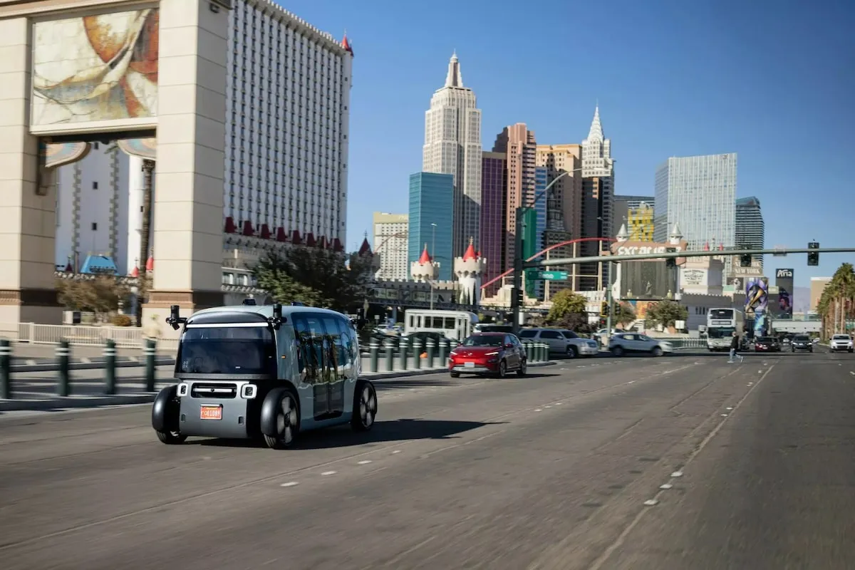 Robô-táxi da Zoox, empresa da Amazon, circulando em Las Vegas