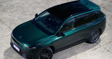 Estrutura interna de veículo com tecnologia híbrida e componentes elétricos em destaque