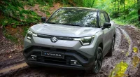 Suzuki e-Vitara elétrico exibindo design frontal e faróis em Y