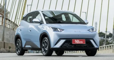 BYD Dolphin Mini 2026 na cor Azul Glacial em ambiente urbano