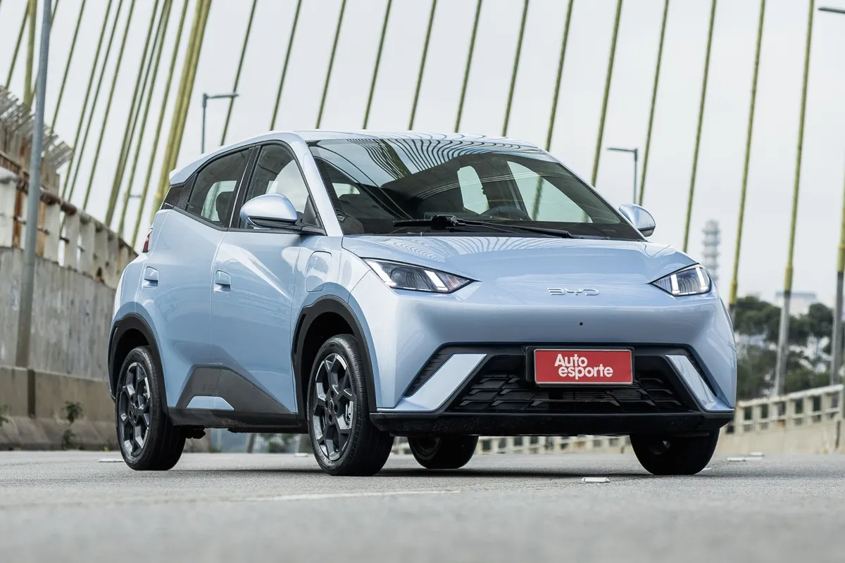 BYD Dolphin Mini 2026 na cor Azul Glacial em ambiente urbano