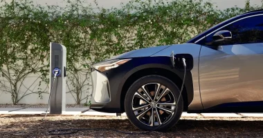 Fileira de carros elétricos e híbridos novos em pátio de montadora no Brasil