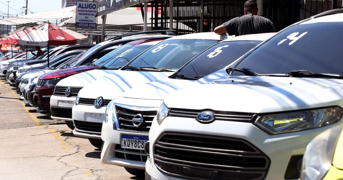 Mecânico inspeciona motor de carro usado em oficina técnica