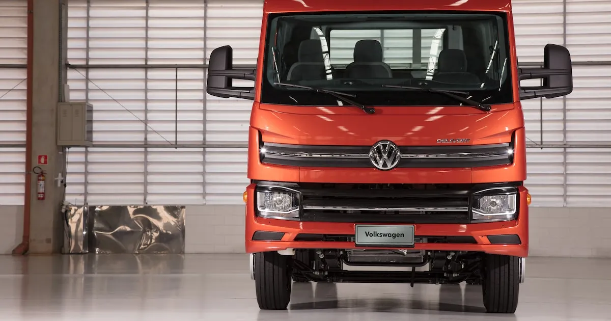 Caminhão Volkswagen Delivery 11.180 trafegando em rodovia
