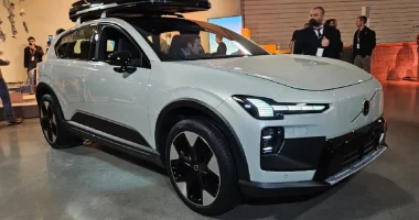 Novo Volvo EX60 exibindo design frontal moderno e faróis de LED característicos