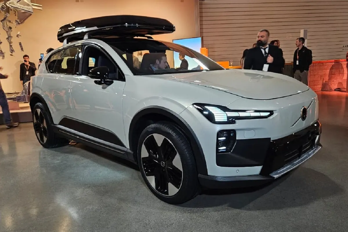 Novo Volvo EX60 exibindo design frontal moderno e faróis de LED característicos