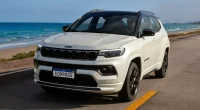 Jeep Compass Blackhawk 2026 na cor preta estacionado em ambiente urbano com faróis ligados