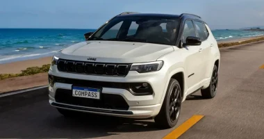 Jeep Compass Blackhawk 2026 na cor preta estacionado em ambiente urbano com faróis ligados