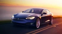 Tesla Model S trafegando em estrada moderna ao pôr do sol