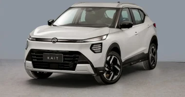 Nissan Kait Exclusive prateado em movimento em via urbana