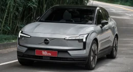 Volvo EX30 Ultra Twin Motor em movimento na estrada demonstrando velocidade