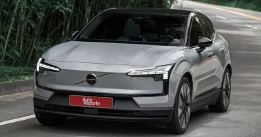 Volvo EX30 Ultra Twin Motor em movimento na estrada demonstrando velocidade