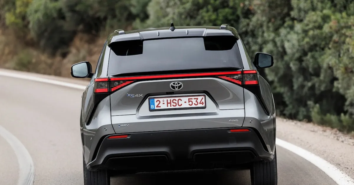 Detalhe da lanterna traseira e lateral do SUV elétrico Toyota bZ4X
